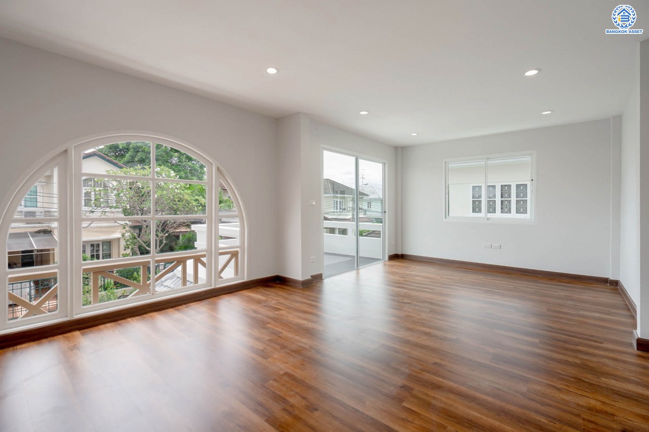 บ้านมือสองตกแต่งใหม่ แบรนด์ LH ม.ชัยพฤกษ์ บางบัวทอง หลังใหญ่ เนื้อที่ 67 ตร.ว. ฟังก์ชัน 3 ห้องนอน 2 ห้องน้ำ จอดรถได้ 2 คัน พร้อม Facilities ครบครัน บนทำเลเดินทางสะดวก ติดถนนบางกรวย-ไทรน้อย ใกล้เซ็นทรัลเวสต์เกต และรถไฟฟ้าสายสีม่วง "สถานีบางพลู"...